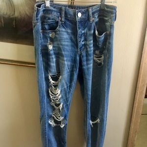 Distressed American Eagle Tom girl jeans